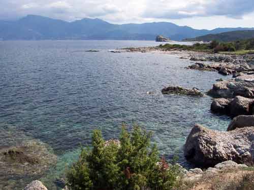 Littoral rocheux du désert des Agriates avec vue sur la mer Méditerranée et les montagnes corses