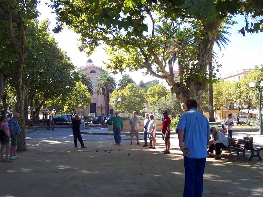 Partie de pétanque sur la place Paoli à L'Île-Rousse, sous les platanes centenaires en Balagne, Corse du Nord
