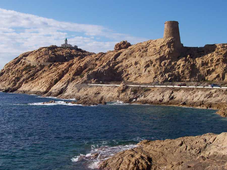 Tour génoise et phare de la Pietra à L'Île-Rousse, sur fond de mer Méditerranée en Haute-Corse