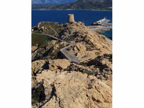 Chemin menant à la tour génoise de la Pietra à L'Île-Rousse, dominant la mer en Haute-Corse