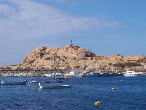 Port de plaisance de L'Île-Rousse avec vue sur le phare de la Pietra, en Balagne, Corse du Nord