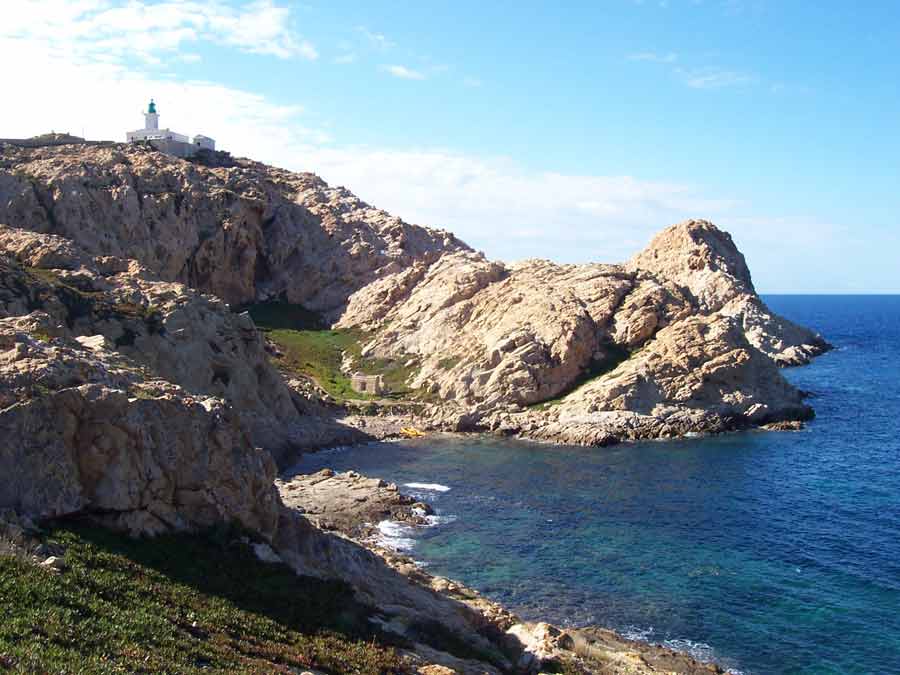 Côte rocheuse de L'Île-Rousse dominée par le phare de la Pietra, au cœur de la Balagne en Corse du Nord