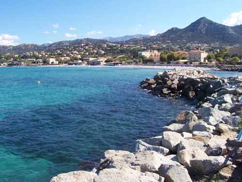 Eaux turquoise et littoral de L'Île-Rousse en Balagne, avec vue sur les montagnes de Haute-Corse
