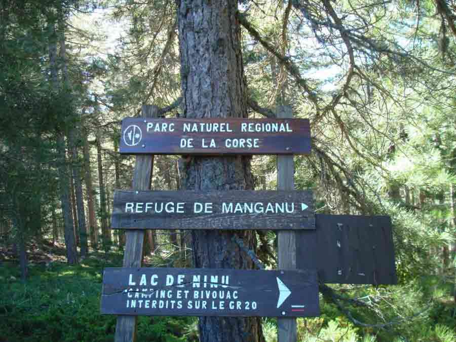 Panneau directionnel vers le lac de Nino sur le GR20 dans le parc naturel régional de Corse