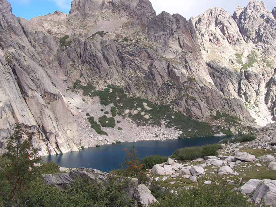 Lac de Capitello en contrebas des falaises granitiques, dans un cirque naturel au cœur de la vallée de la Restonica