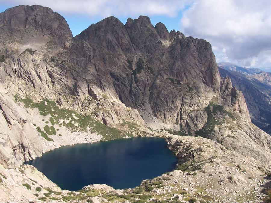 Lac de Capitello vu d’en haut, niché dans un cirque montagneux impressionnant de la vallée de la Restonica, en Corse