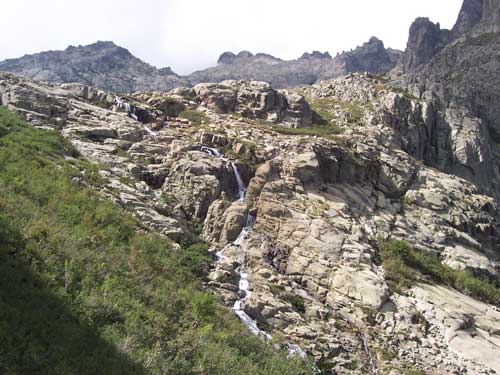 Cascade de montagne sur les rochers en montant vers le lac de Mélo, dans la vallée de la Restonica en Corse