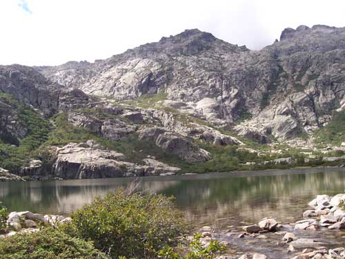 Reflets des montagnes dans les eaux calmes du lac Melo en Corse, dans le massif de la Restonica