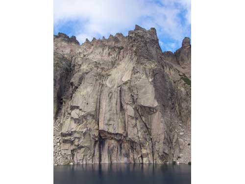 Falaises abruptes plongeant dans les eaux sombres du lac Capitello, dans les montagnes corses