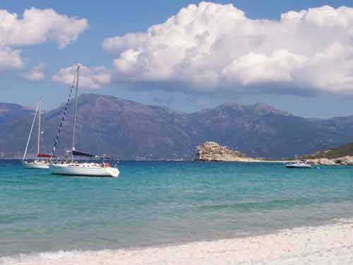 Voiliers au mouillage devant la plage du Lotu dans le désert des Agriates,  entre la Punta di Ravijola et la Punta Cavallata