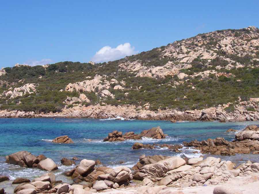 Côte rocheuse du sentier des Bruzzi en Corse, eaux turquoise et rochers de granit sculptés par le vent