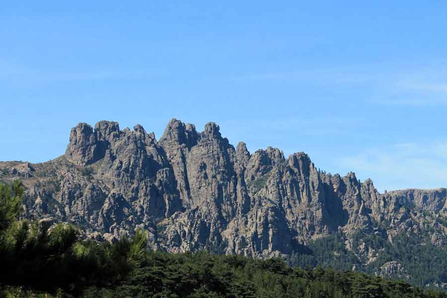 Aiguilles de Bavella en Corse, massif rocheux spectaculaire sous un ciel bleu