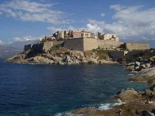 Vue sur la citadelle de Calvi en Corse dominant la mer Méditerranée
