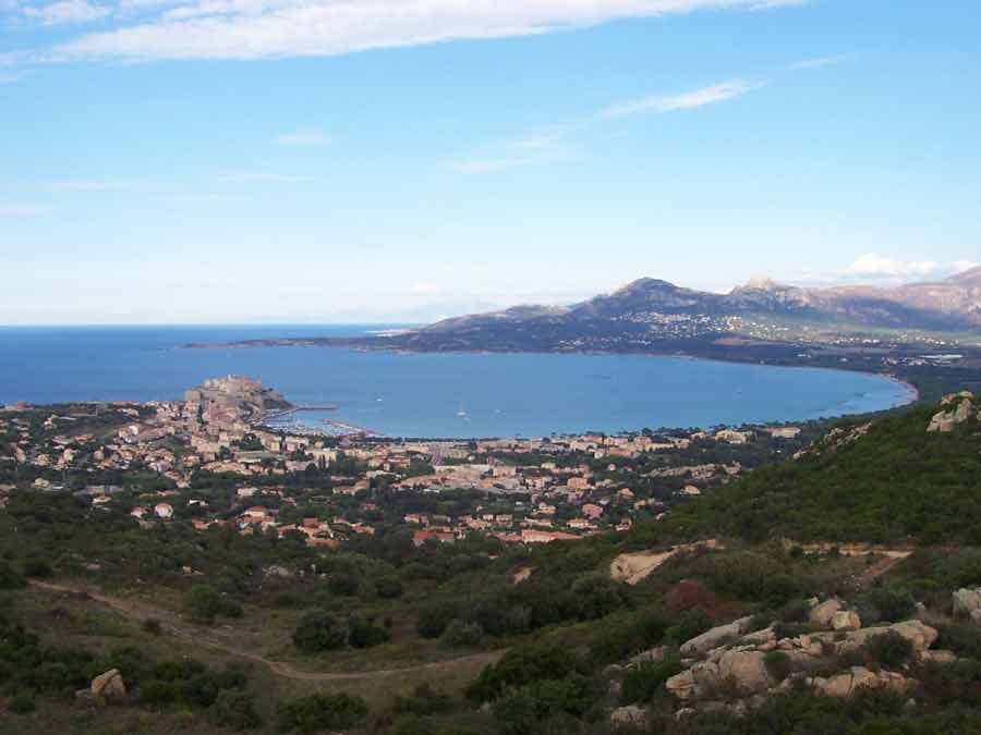 Vue panoramique sur la baie et la citadelle de Calvi depuis Notre-Dame de la Serra en Corse