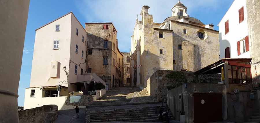 Escaliers pavés menant à l’église Saint-Jean-Baptiste dans la citadelle de Calvi en Corse