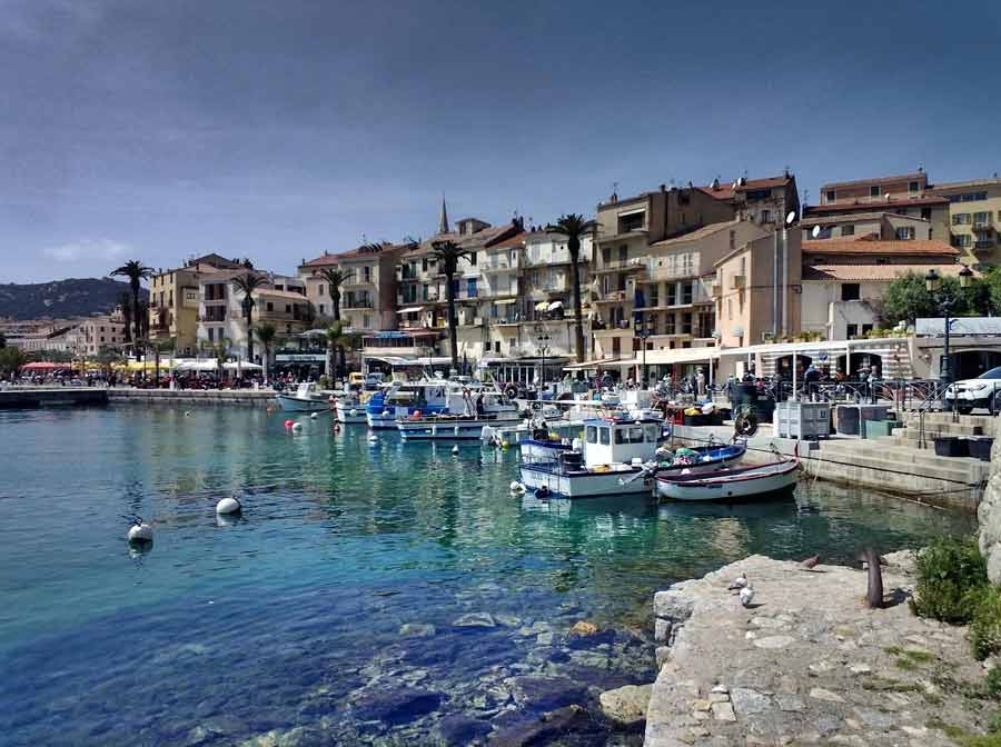Bateaux de pêche colorés amarrés dans le port de Calvi en Corse