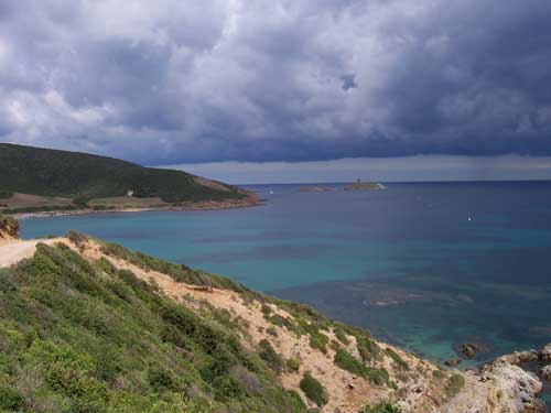 Vue panoramique sur la mer Méditerranée au Cap Corse avec ses falaises et eaux turquoise sous un ciel orageux
