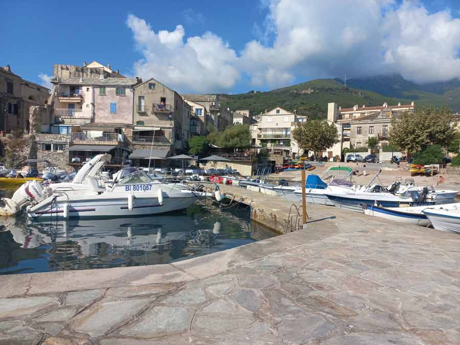 Port de plaisance du village d’Erbalunga en Corse avec ses maisons typiques et bateaux