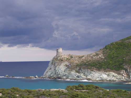 Tour génoise sur une falaise au Cap Corse dominant la mer Méditerranée pendant un orage