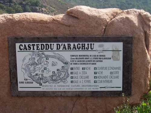 Panneau d'information du site archéologique de Casteddu d'Araghju en Corse
