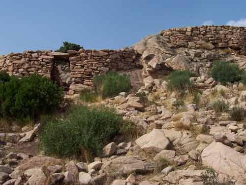 Ruines en pierre du site préhistorique de Casteddu d'Araghju en Corse
