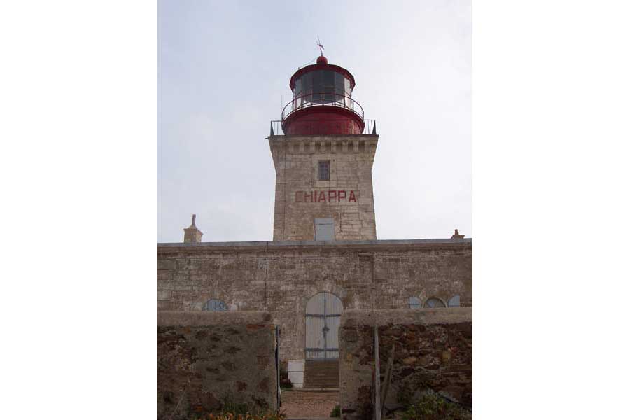 Phare de Chiappa en Corse, tour en pierre avec lanterne rouge