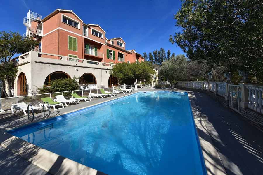 Hôtel Castellu Rossu *** Piscine extérieure et bâtiment coloré de l’hôtel Castellu Rossu à Lucciana près de l'aéroport Bastia Poretta