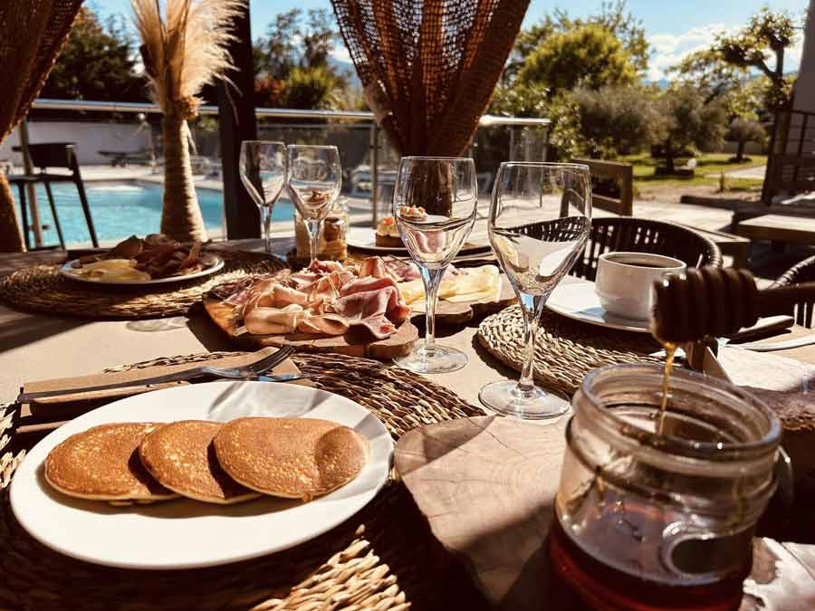 Hôtel Spa Restaurant La Madrague *** Petit-déjeuner en terrasse à l’hôtel Spa Restaurant La Madrague près de l'aéroport Bastia Poretta avec vue sur la piscine