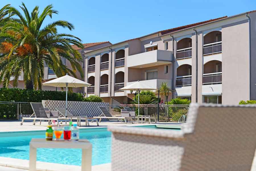 Hôtel Poretta *** Piscine extérieure avec transats à l’hôtel Poretta près de l’aéroport de Bastia en Corse