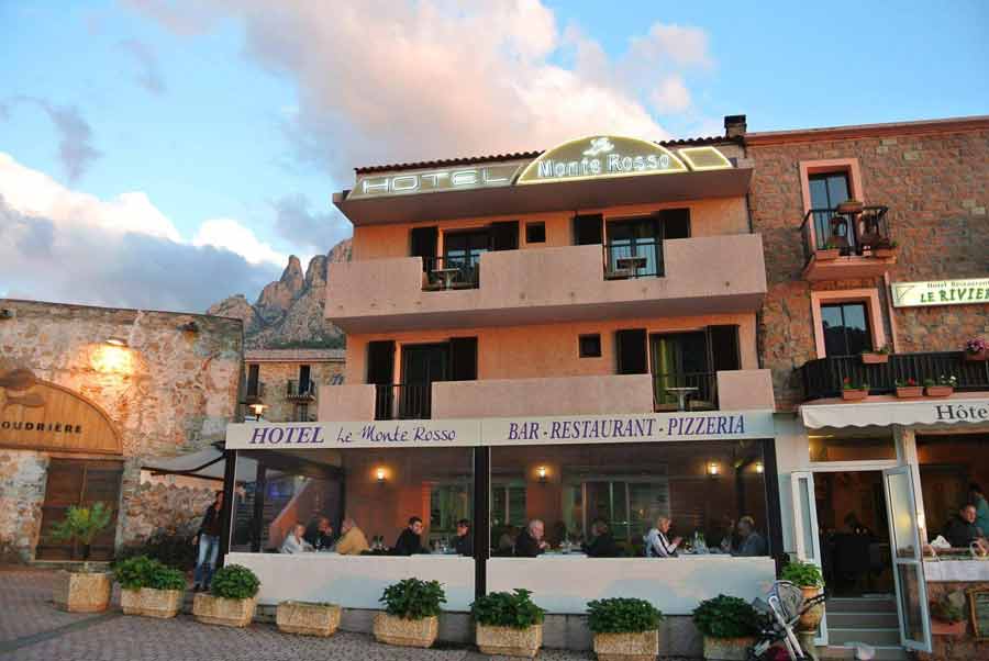 Façade de l'hôtel Le Monte Rosso à Porto en Corse, bar-restaurant-pizzeria en bord de mer dans la marine de Porto (hotel porto corse)