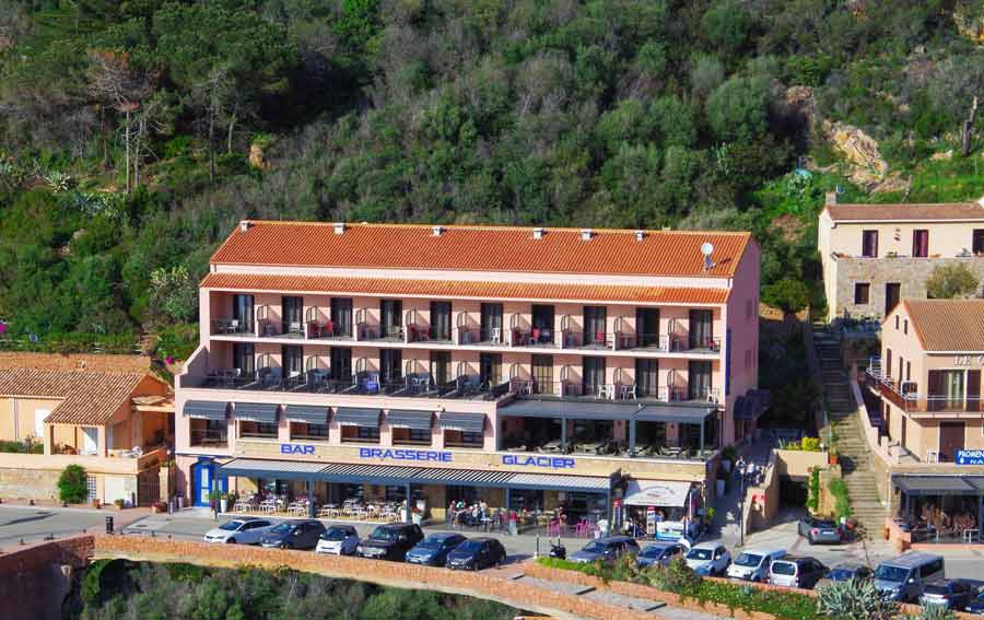 Hôtel Les Flots Bleus à Porto en Corse, établissement en bord de mer sur la marine de Porto (hotel porto corse)