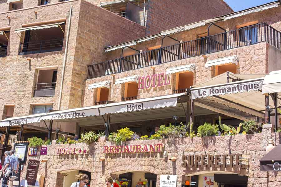 Hôtel Le Romantique à Porto, établissement avec restaurant et terrasse au port de Porto (hotel porto corse)