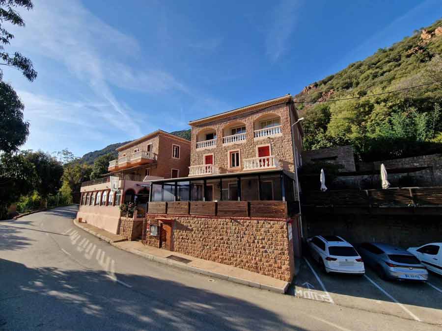 Hôtel Bella Vista à Porto en Corse, établissement en pierre sur la route de Calvi (hotel porto corse)