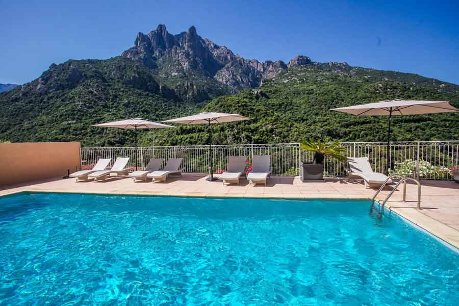 Piscine de l’hôtel Capo d’Orto à Porto en Corse, avec vue sur les montagnes (hotel porto corse)