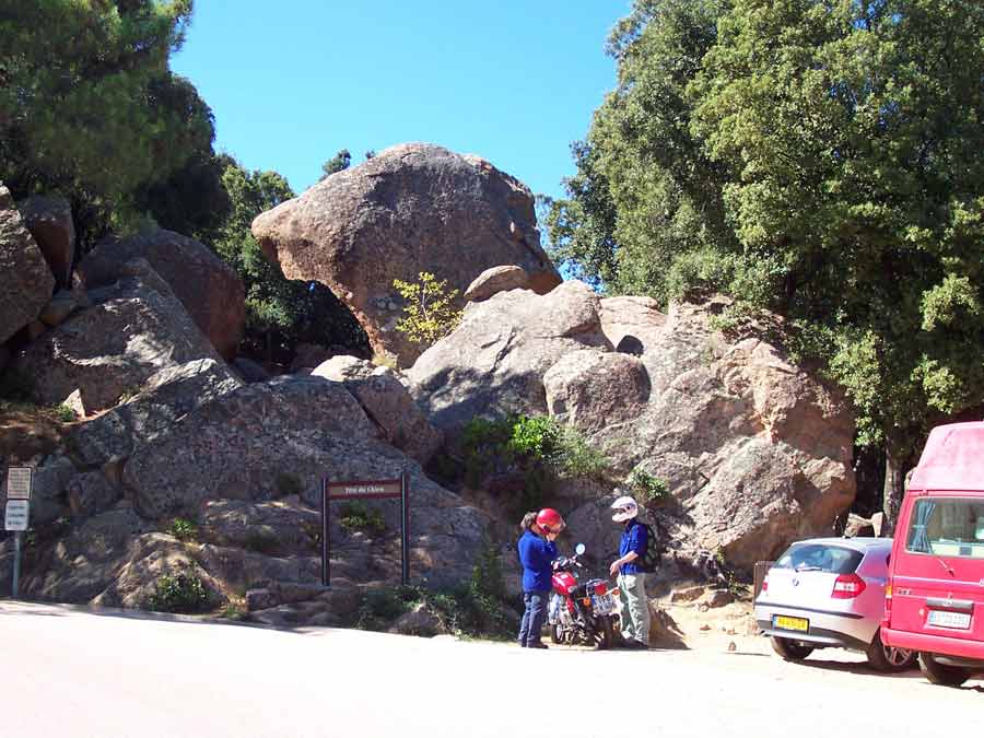 Départ de la balade du château fort avec un grand rocher en forme de tête de chien et le panneau "Tête du chien"