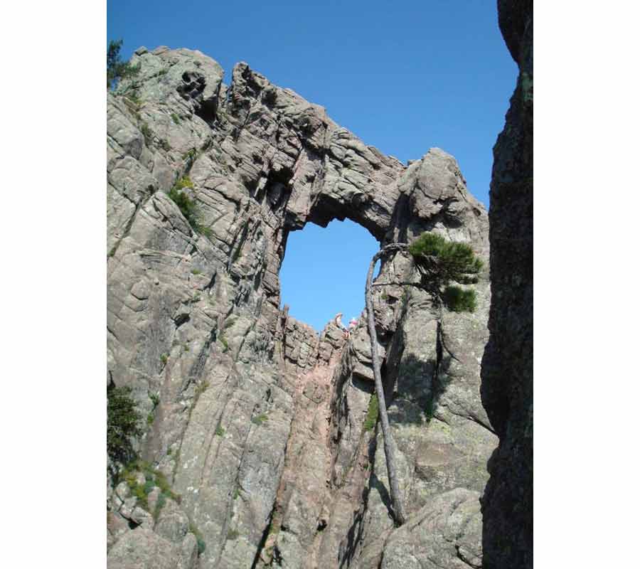 Trou de la Bombe en Corse, arche naturelle creusée dans la roche