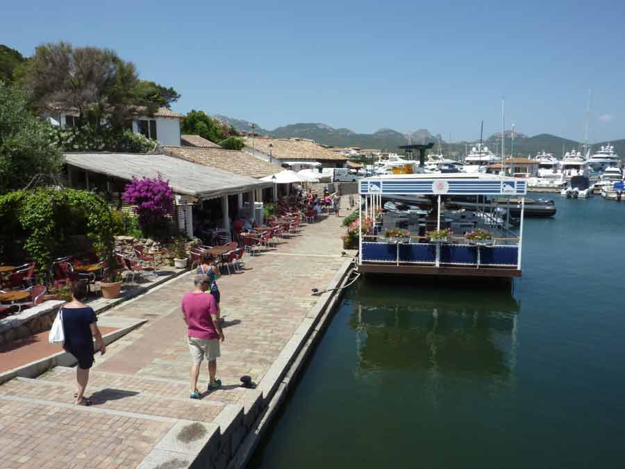 Terrasse en bord de mer à Porto Cervo sur la Costa Smeralda en Sardaigne