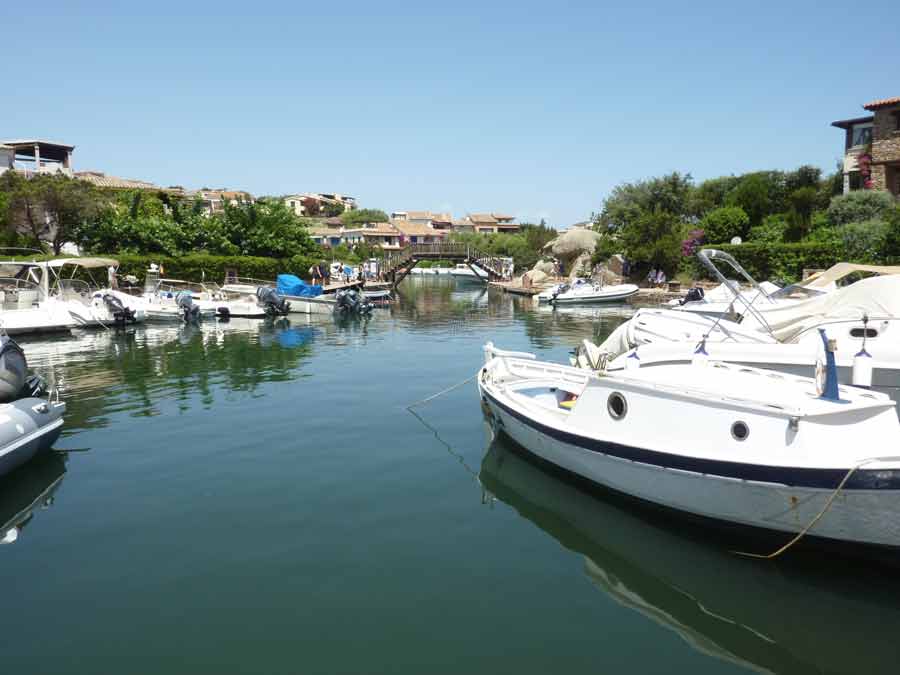 Petits bateaux amarrés dans le port de Porto Cervo sur la Costa Smeralda