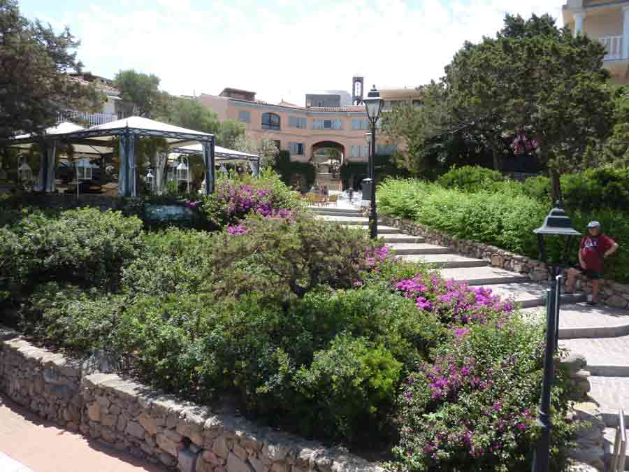 Escalier fleuri et végétation méditerranéenne à Porto Cervo en Sardaigne