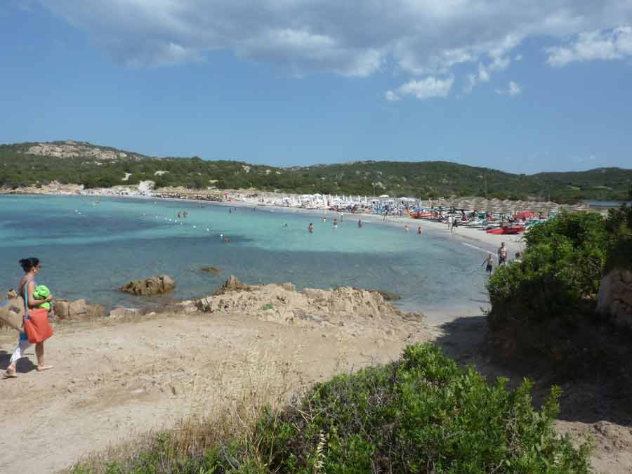 Plage de sable fin et eau turquoise à Capriccioli sur la Costa Smeralda