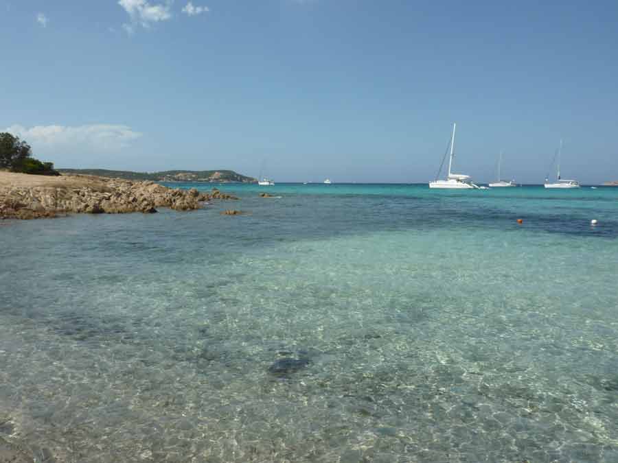 Eau cristalline et voiliers au large de la Costa Smeralda en Sardaigne