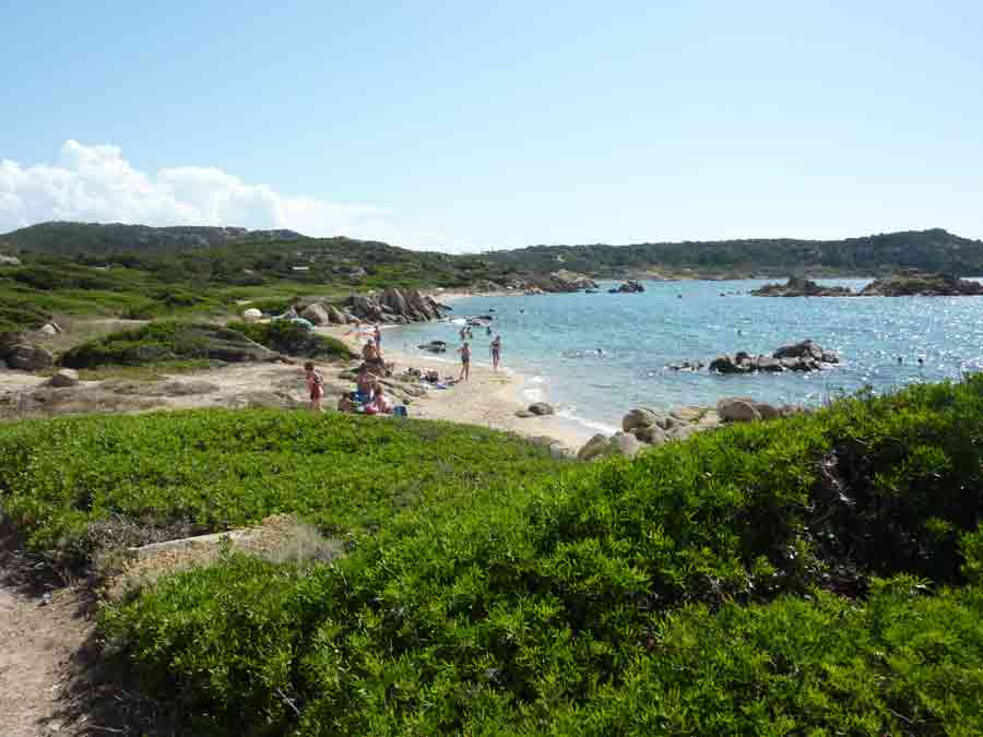 Petite crique sauvage aux eaux turquoise dans l’archipel de La Maddalena en Sardaigne
