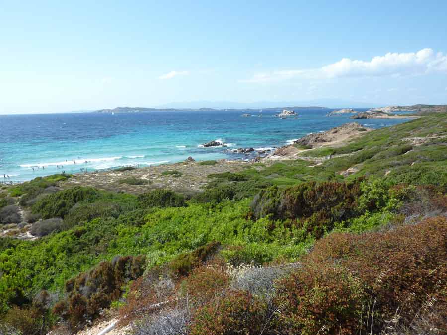 Paysage côtier et maquis méditerranéen de l’archipel de La Maddalena en Sardaigne