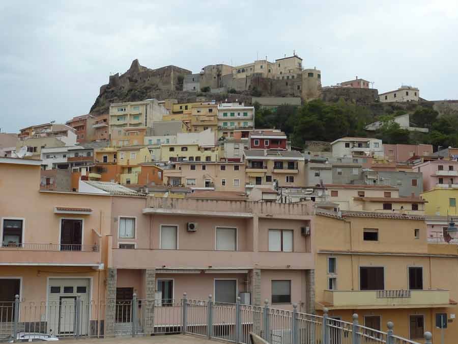Vue sur les maisons colorées et le château des Doria à Castelsardo en Sardaigne