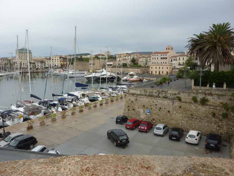 Port de plaisance et remparts d’Alghero en Sardaigne