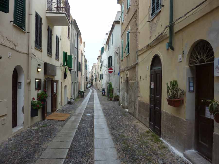 Ruelle pavée et maisons colorées du centre historique d’Alghero en Sardaigne