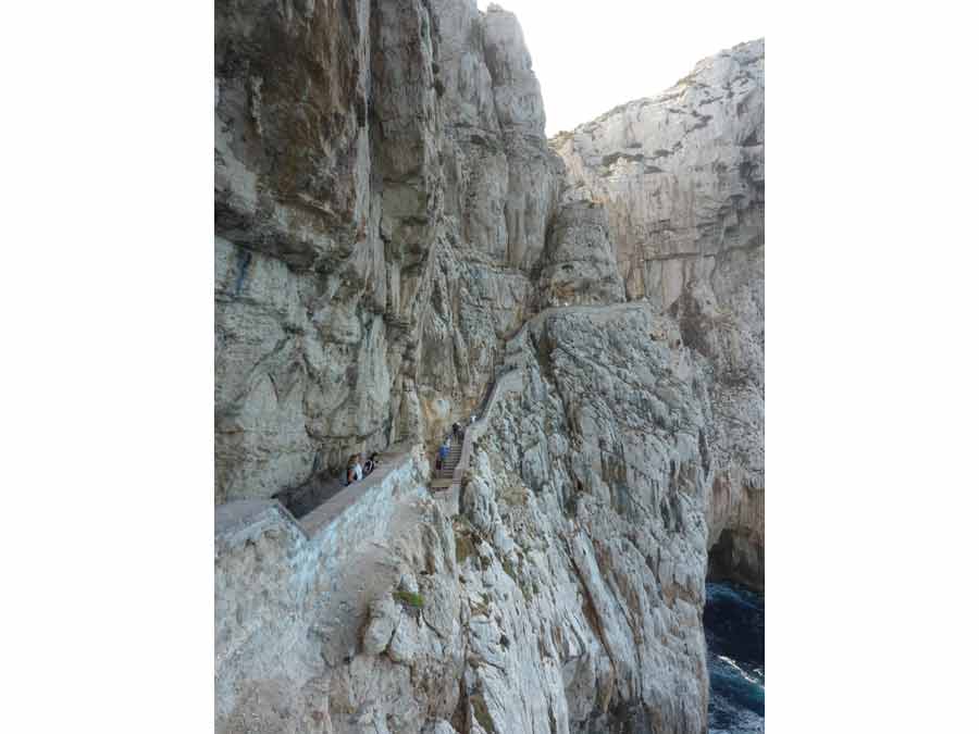Escalier de l’Escala del Cabirol taillé dans la falaise menant à la Grotta di Nettuno en Sardaigne