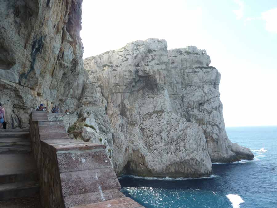 Escalier longeant la falaise au-dessus de la mer pour accéder à la Grotta di Nettuno (grottes de Neptune) en Sardaigne