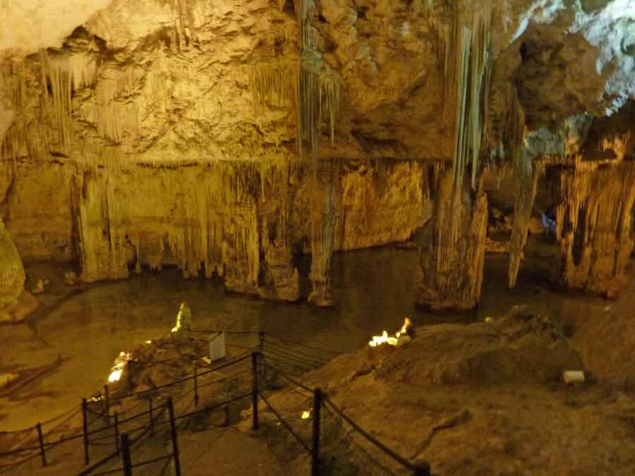 Intérieur de la Grotta di Nettuno (grottes de Neptune) avec ses stalactites et stalagmites en Sardaigne
