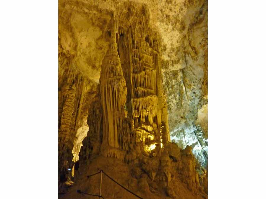 Formation rocheuse impressionnante de stalagmites dans la Grotta di Nettuno en Sardaigne